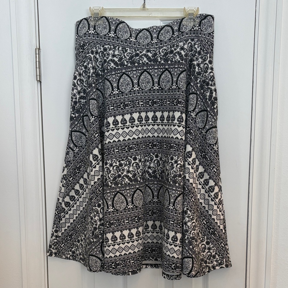 Agnes & Dora Black‎ and White Patterned Skirt